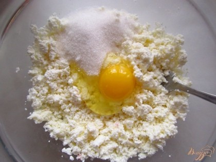 ворог, сахар,яйцо положите в миску и разомните вилкой что бы не было грудинок.