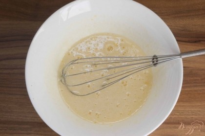 Масло необходимо растопить, остудить немного.Яйца взбить с сахаром и щепоткой соли, добавить сметану и сливки. Перемешать.