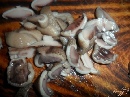 Лесные грибы предварительно отварить, промыть и еще раз отварить минут 20, затем снова промыть, и уже только тогда можно с них что нибудь готовить. Грибы мелко порезать и обжарить до полу готовности,