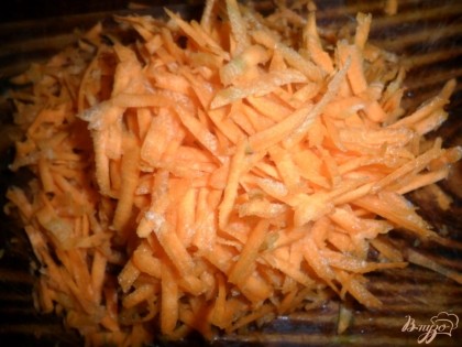 натертую на терке морковку, жарить до готовности грибов, но так что бы не сгорели овощи.