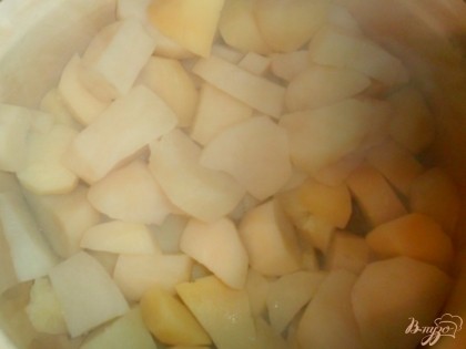 Картофель почистить, помыть, посолить и отварить до готовности. Когда картофель будет готов, воду слить в какую нибудь чистую емкость, отвар с картофеля нам понадобится для приготовления картофельного пюре.Размять картофель в пюре, добавляя понемногу отвар с картофеля.