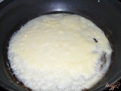 Сковороду немного смазать растительным маслом, налить равномерно тесто.