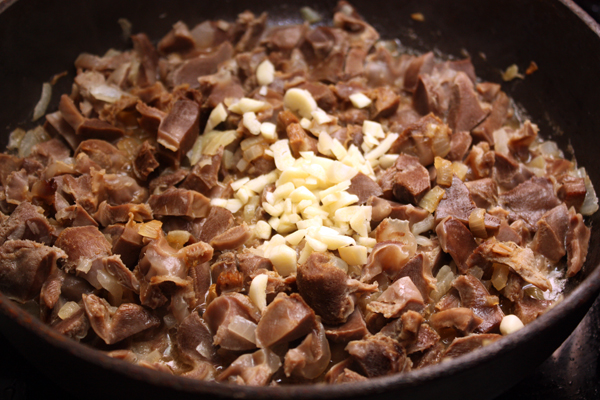 За 5 минут до окончания приготовления добавьте мелко нарезанный чеснок и соевый соус. Перемешайте.