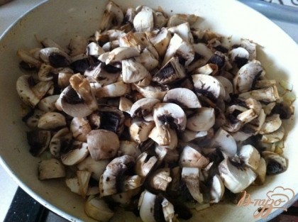 Добавляем грибы, жарим их до готовности. Солим и перчим по вкусу.