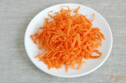 Оставшуюся половинку моркови натереть крупно.