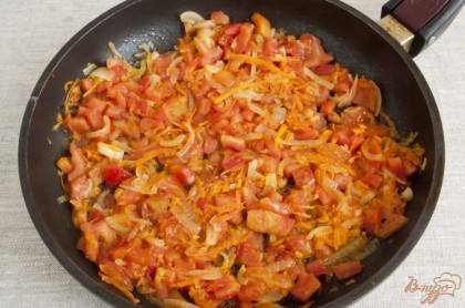 Обжарить на растительном масле лук и морковь, добавить кусочки помидоров, обжарить все вместе немого.
