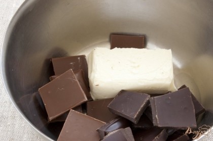 В миску положить сливочное масло и оба вида шоколада, поломав его на плитки.