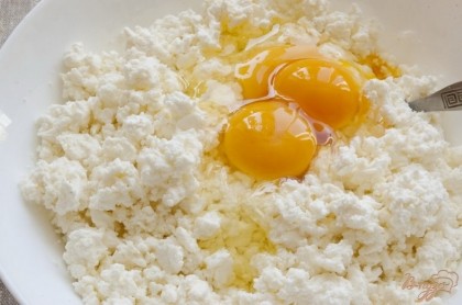 Добавить соль, яйца, щепотку сахара для баланса вкуса. Перемешать.