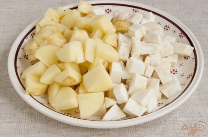 Картофель и сельдерей почистить, нарезать кубиками.