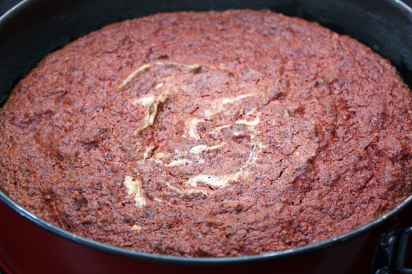 Перекладываем тесто в смазанную маслом и посыпанную мукой форму для выпечки и ставим в горячую (180 градусов) духовку на час. 