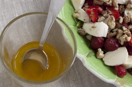 Посыпать салат грецкими орехами. Для заправки соединить оливковое масло, мед и сок лимона. Перемешать.