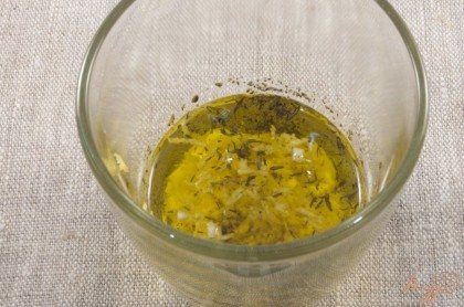 Соединить оливковое масло, листочки тимьяна, цедру половины лимона и лимонный сок (1 ст.л.), измельченный чеснок.