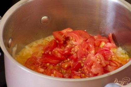 Мякоть помидоров мелко нарезать, добавить к луку. Обжарить все вместе.