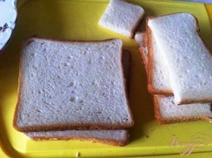 Нарезаем тостовый хлеб по форме.