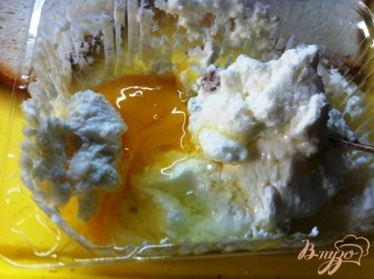 Рикотту смешиваем с сахарной пудрой и яйцом.