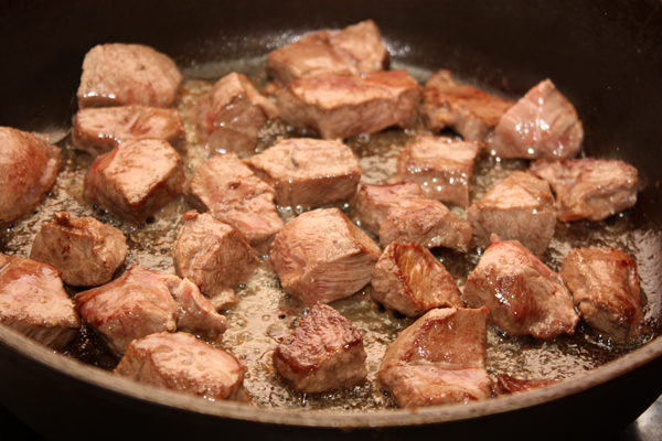 Кусочки мяса обжарьте, чтобы образовалась корочка. Для этого кладите мясо только на очень горячую сковороду и небольшими порциями, чтобы оно лежало свободно.