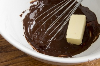 Шоколад поломать на плитки, положить в просторную миску и растопить (желательно на водяной бане). Добавить сливочное масло, перемешать.