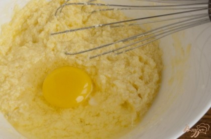 Размягченное сливочное масло нужно взбить, добавить сахар. По одному добавлять яйца, не переставая взбивать.