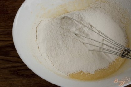 Муку соединить с разрыхлителем и имбирем, просеять в миску с яично-масляной массой.