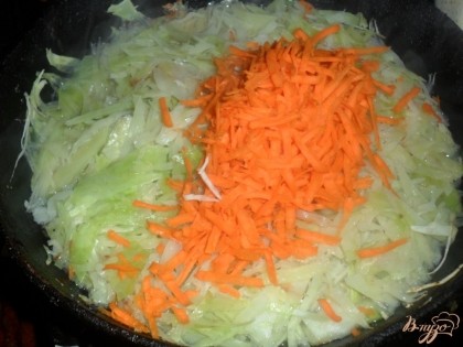 Затем  добавить натертую на крупной терке морковь и порезанный лук.
