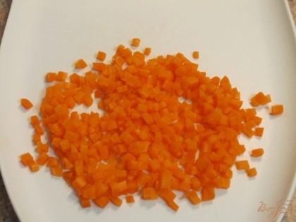 Нарезать мелко морковь.