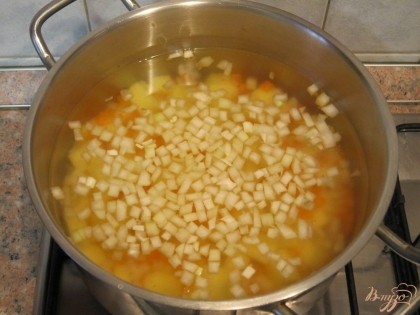 Овощи залить 1,5 л воды и поставить нагреваться.