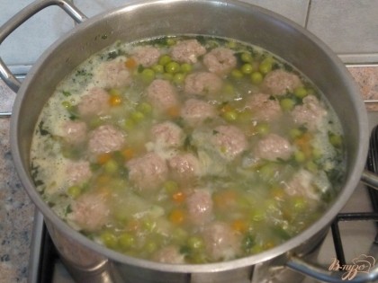 Потом посолить и поперчить суп, добавить зеленый горошек и мелко нашинкованную зелень. Готовить еще 10 мин.