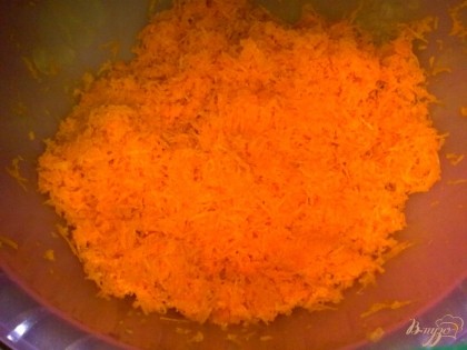 Морковь очистить, помыть и натереть на мелкой терке.