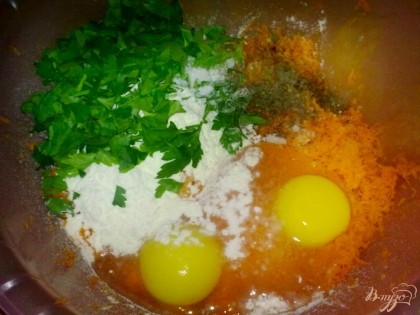 Добавить к тертой моркови яйца, муку, соль и перец, а также зелень.