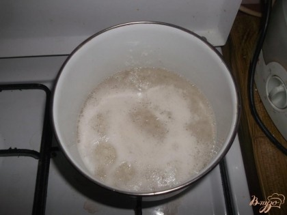 Рис отварить, затем слить воду, в которой он варился и промыть холодной водой (можно в дуршлаге)