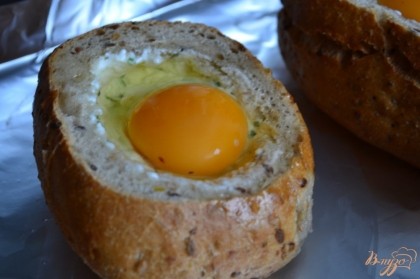 Разложить начинку из сыра с творогом и выбить по яйцу.