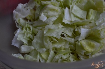 Салат нарезать на кусочки и уложить в салатник.