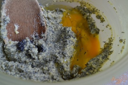 Выбить яйцо. Если яйцо крупное, половинку желтка можно  отложить для смазки поверхности пирога.