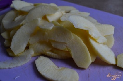 Яблоки почистить от кожуры и нарезать на тонкие ломтики.