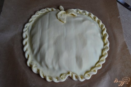 Накрыть вторым слоем теста, залепить края.Пирогу придать форму яблока.