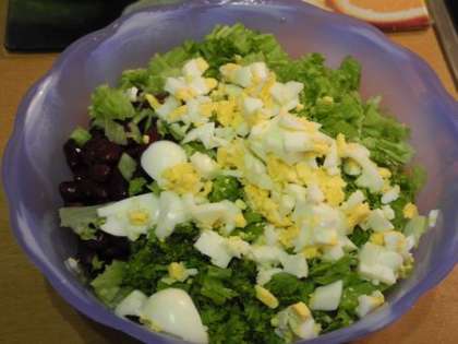 Порезать листья салата и яица