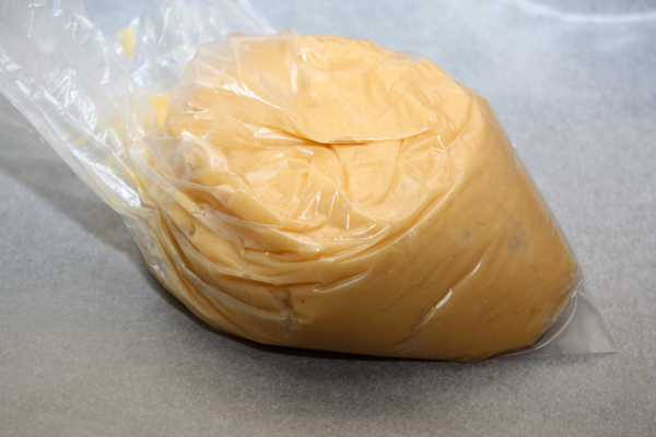 Выложите тесто в плотный пакет или кондитерский шприц.