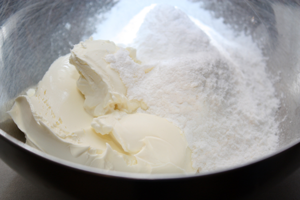 Для крема нужно взбить маскарпоне с сахарной пудрой и сливками. Сразу смешайте ингредиенты и взбивайте на низкой скорости, пока крем не станет однородным. 