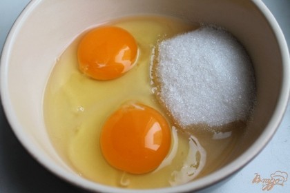 Яйца с сахаром взбиваем до появления пены.
