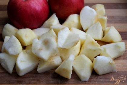 Яблоки чистим и нарезаем крупными кусками.