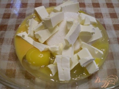 Смешайте вилочкой размягченный маргарин с яйцами и сахаром.