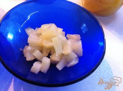 В пиалочку кладем консервированный ананас без сока.