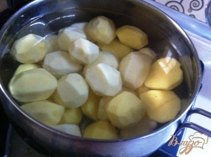 Чистим картофель. Кладем в горячую подсоленную воду, доводим до кипения и варим  около 5-7 минут. Сливаем воду.