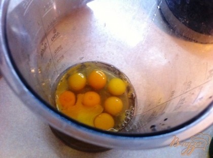 Разбиваем перепелиные яйца в чашу погружного блендера, солим, перчим сахарим и взбиваем.