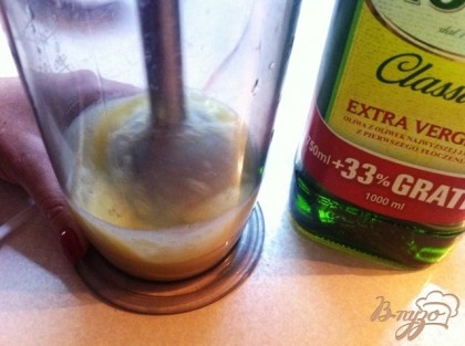 Постепенно, тонкой струкой вливаем оливковое масло, затем растительное. Одивковое масло придает легкую горчинку, поэтому его надо разбавлять растительным маслом.