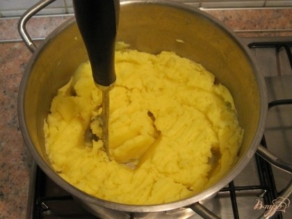 Сваренный картофель размять в пюре.
