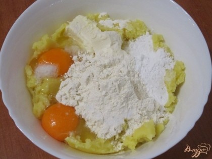 В пюре добавить яйца, размягченный маргарин, всыпать муку, крахмал, посолить.