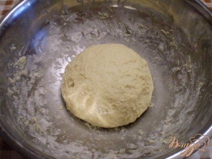 Из заданных продуктов приготовьте тесто. В теплом молоке разведите дрожжи, сахар. После вбейте яйцо, маргарин холодный, введите муку. Вымешайте тесто. Накройте салфеткой. Оставьте в тепле.
