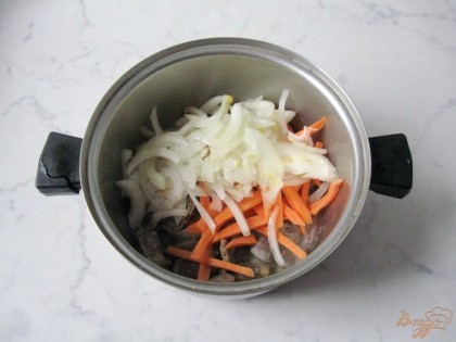 Когда желудки станут мягкими, кладем к ним нарезанный лук и морковь. Солим по вкусу. Тушим 20 минут.