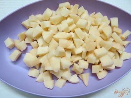 Картофель нарезаем кубиками и отправляем в бульон.